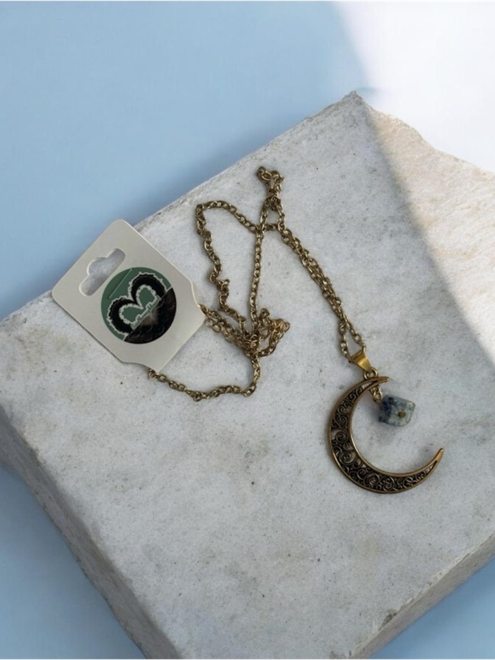 🫶🏻 Gold-Tone Crescent Moon Pendant Necklace with Blue Agate Stone Accent
